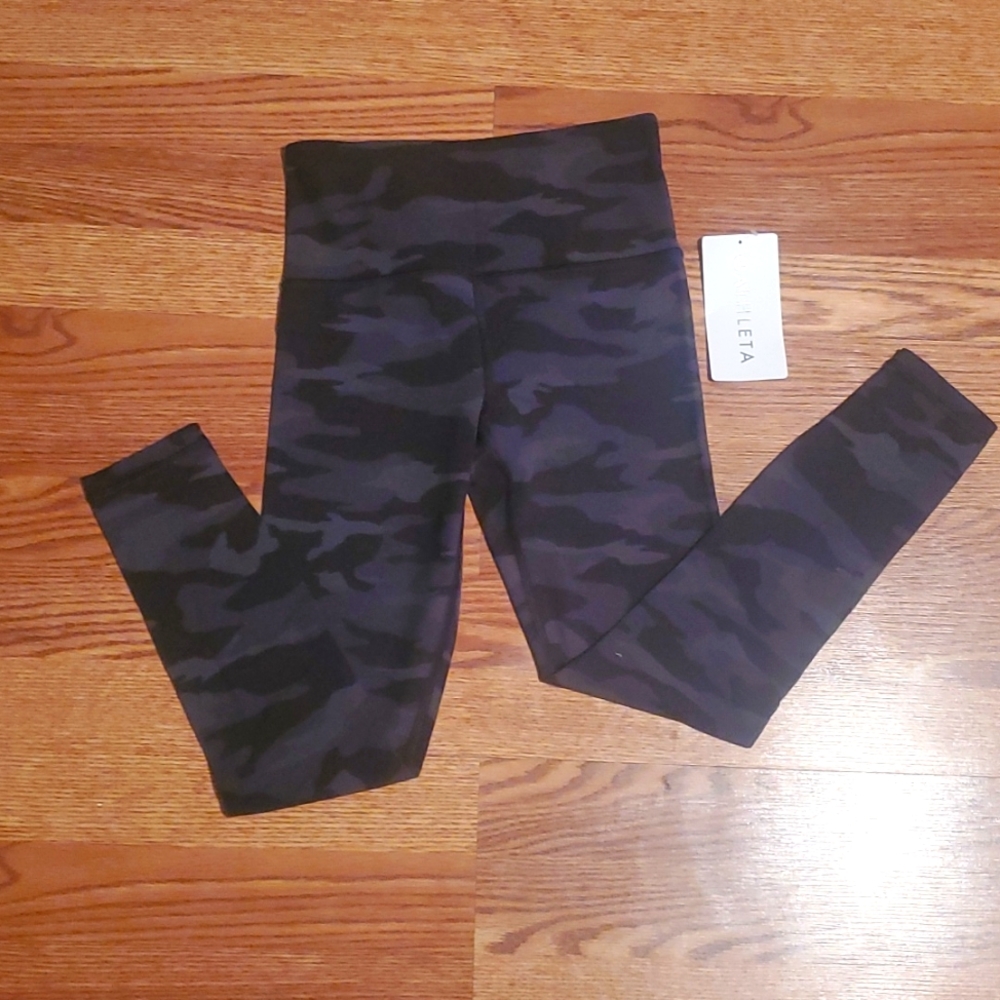 Athleta Elevation Camo 7/8 leggings size Xs